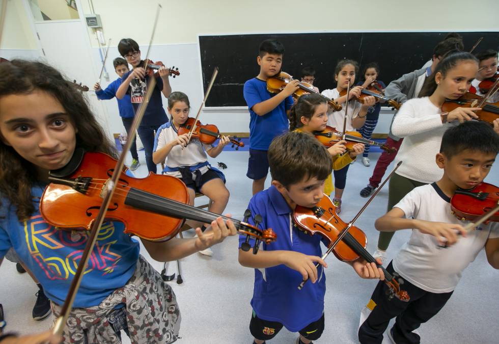 Alumnos de Barrios Orquestados en una clase del colegio público Adam Castillo de Tamaraceite (Las Palmas de Gran Canaria)