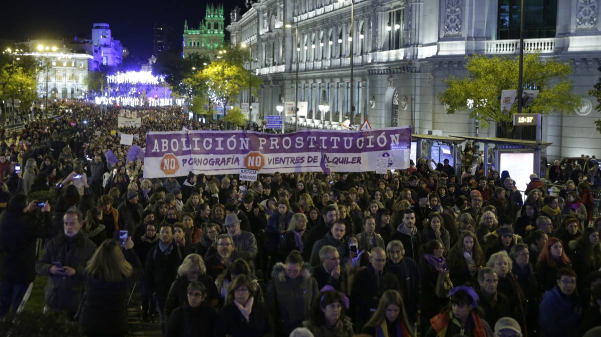 Miles de personas se manifiestan este lunes contra la violencia machista en Madrid.