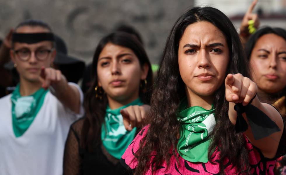 Universitarias mexicanas representan la coreografía de Un violador en tu camino, el 29 de noviembre. 