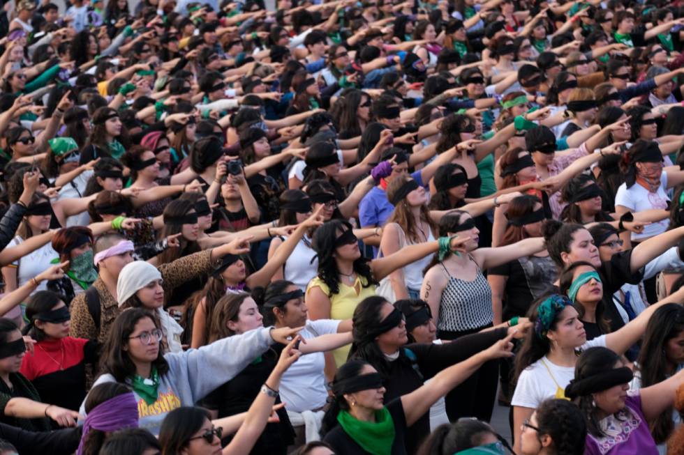 Cientos de mujeres protestan contra la violencia de género en el zócalo mexicano el 29 de noviembre.