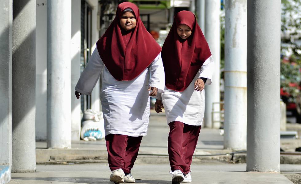 Dos alumnas de Malasia, que fue excluida del test en 2015.
