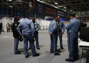 Agentes de seguridad de la ONU en uno de los pabellones de Ifema. 