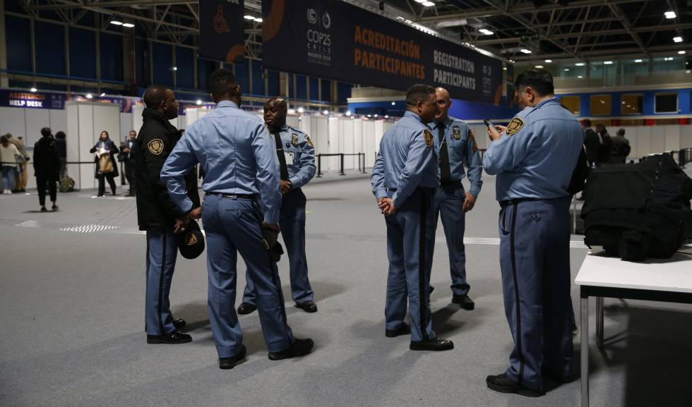 Agentes de seguridad de la ONU en uno de los pabellones de Ifema.