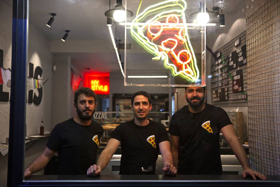 Alejandro, Giancarlo y Víctor, trabajadores de la pizzería Slais de Malasaña.