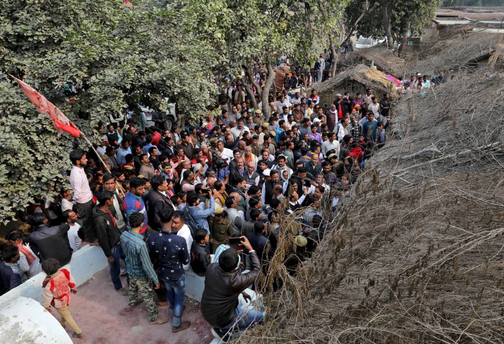 Un grupo de personas se concentra en Unnao (India) delante de la casa de la mujer de 23 años que quemada viva cuando iba a declarar por una violación que sufrió en diciembre de 2018.
