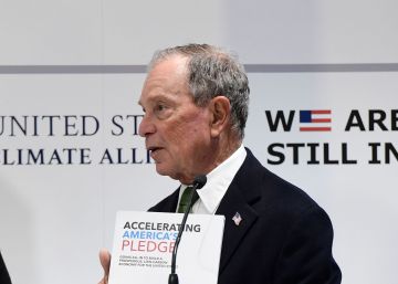 Bloomberg: “Estoy aquí porque Trump no ha venido”