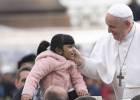 El Papa saluda a una niña el pasado miércoles durante su audiencia semanal.