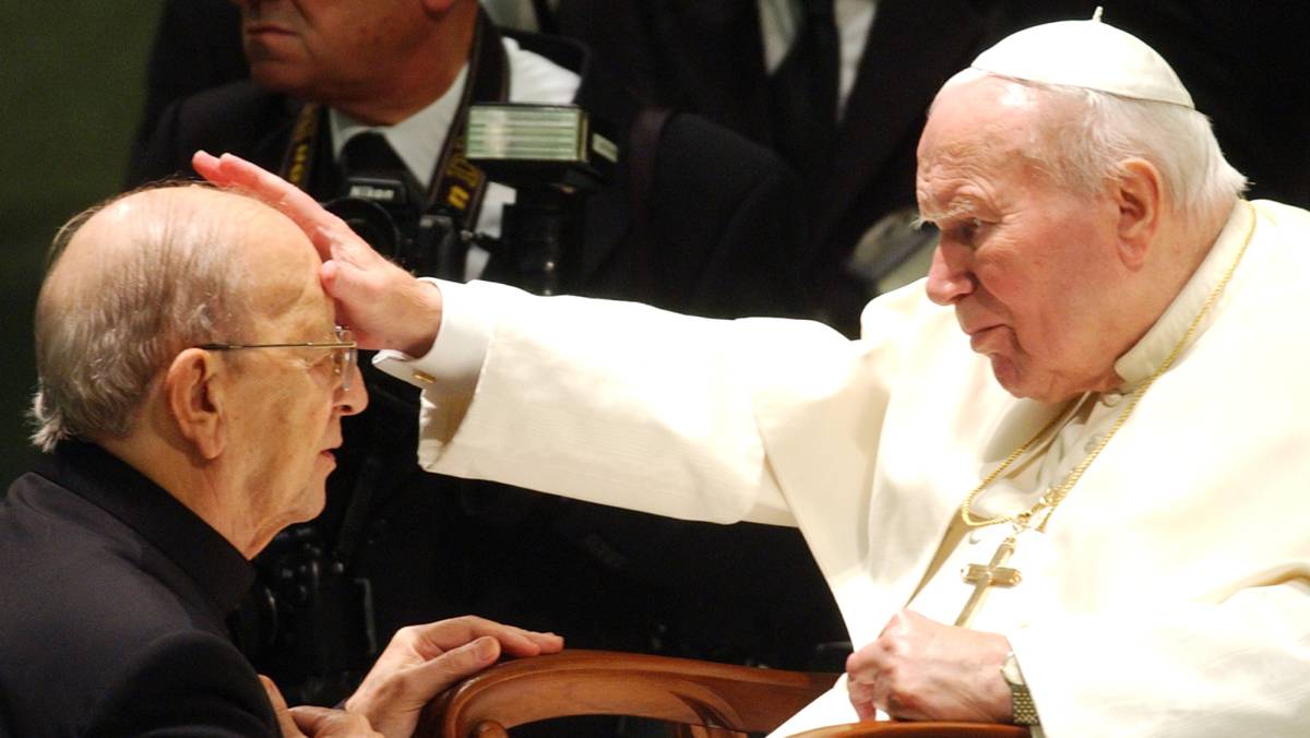 Juan Pablo II bendice a Marcial Maciel, fundador de los Legionarios de Cristo, en 2004.