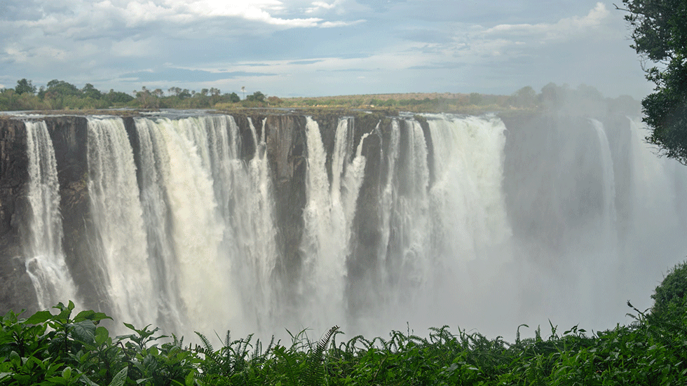 Dos fotos de las cataratas Victoria. En una, casi secas, el tramo de Zambia. En otra, con agua, el de Zimbabue. AFP