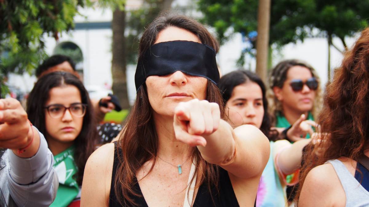 Mujeres peruanas representan 'Un violador en tu camino'.