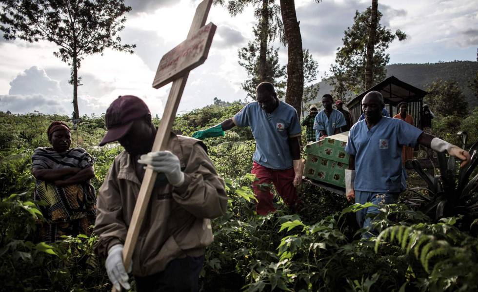 Trabajadores sanitarios trasladan el ataúd de una víctima de ébola, en mayo en Butembo.