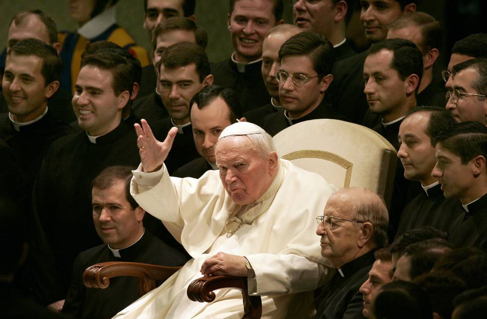 El papa Juan Pablo II se toma una fotografía con Marcial Maciel y sacerdotes de la Legión de Cristo, en el Vaticano en 2004.