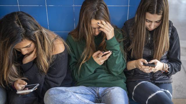 Alumnas con el móvil en un instituto de secundaria de Valencia.