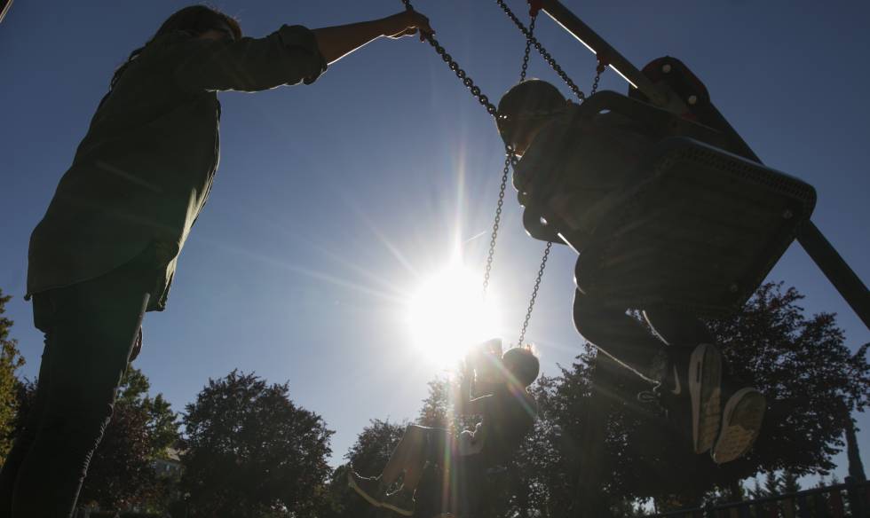 Unos padres juegan con sus hijos en un parque de Boadilla del Monte (Madrid).