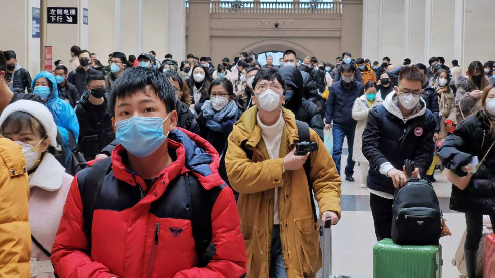 Viajeros con máscaras, este miércoles en la estación de tren de Wuhan.