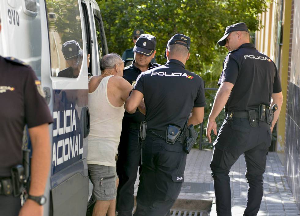 Un hombre que asesinó presuntamente a su mujer en Jaén en agosto sale de un furgón policial.