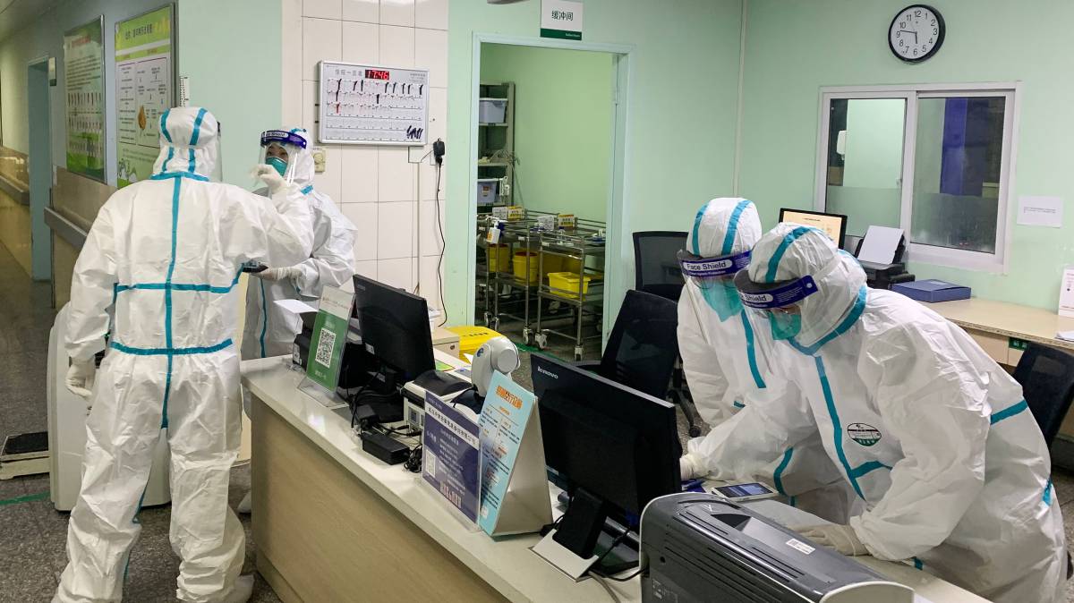 Personal sanitario en un hospital en Wuhan.