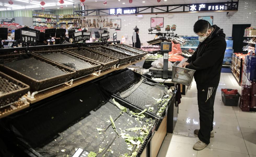 Mercado desabastecido en Wuhan.