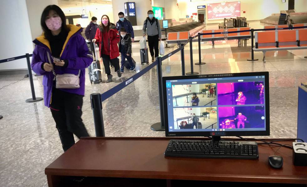 Escáner a la llegada al aeropuerto de Wuhan, epicentro de la epidemia.