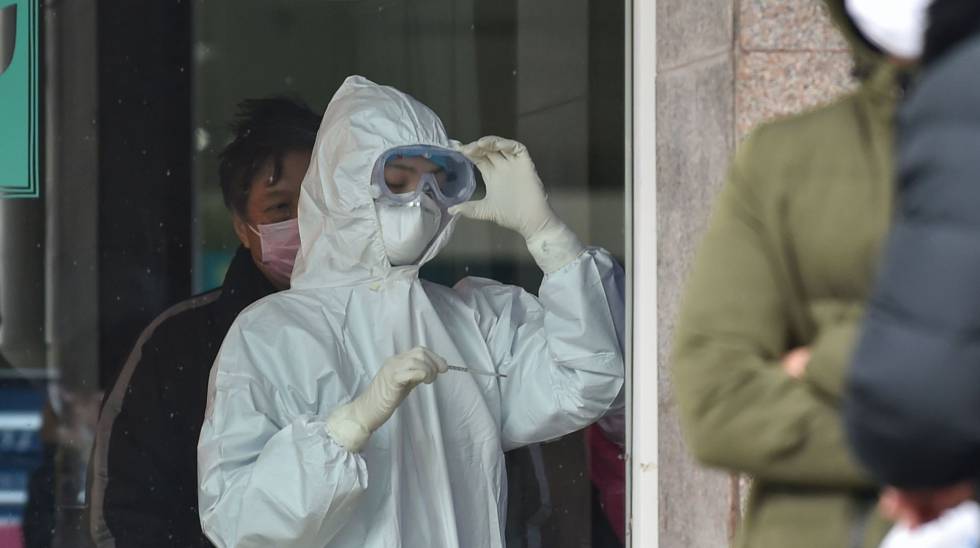 Una enfermera, este viernes en un hospital de Wuhan. 