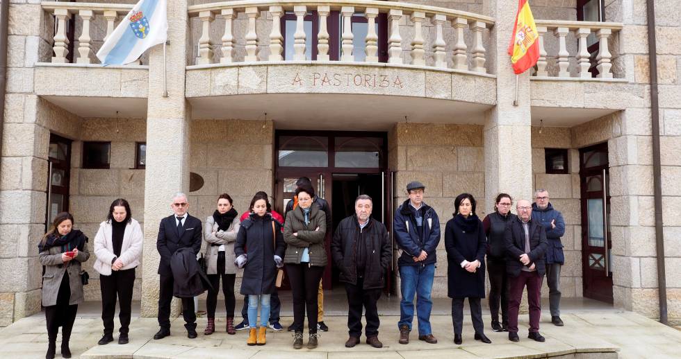 Minuto de silencio en el exterior de ayuntamiento de A Pastoriza (Lugo), este domingo.