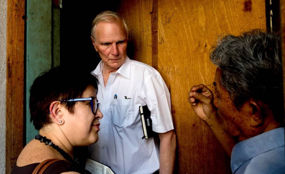 El relator de la ONU sobre la pobreza, Philip Alston, durante una visita a Kuala Lumpur en 2019.