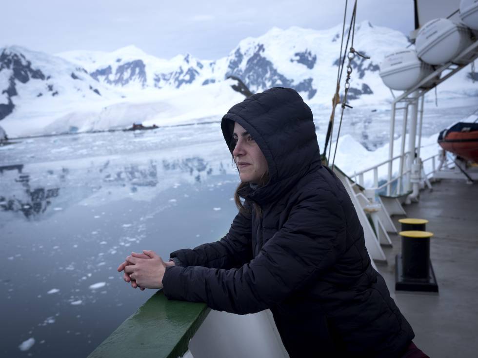 La bióloga brasileña Helena Spiritus, jefa de la expedición Arctic Sunrise en la Antártida.