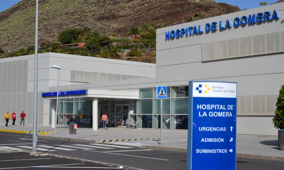 Fachada del hospital de La Gomera donde permanece ingresada la única persona que ha dado positivo por coronavirus en España.