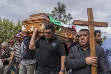 Familiares y amigos del ambientalista Homero Gómez cargan su féretro durante sus honras fúnebres.