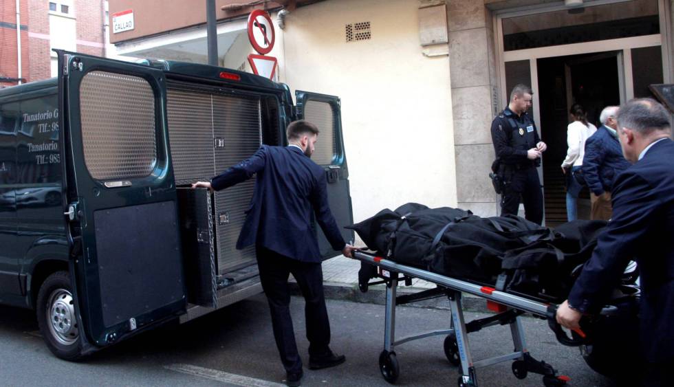 Traslado del cadáver de la mujer hallada muerta este pasado lunes en Gijón.