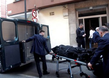 Traslado del cadáver de la mujer hallada muerta este pasado lunes en Gijón.