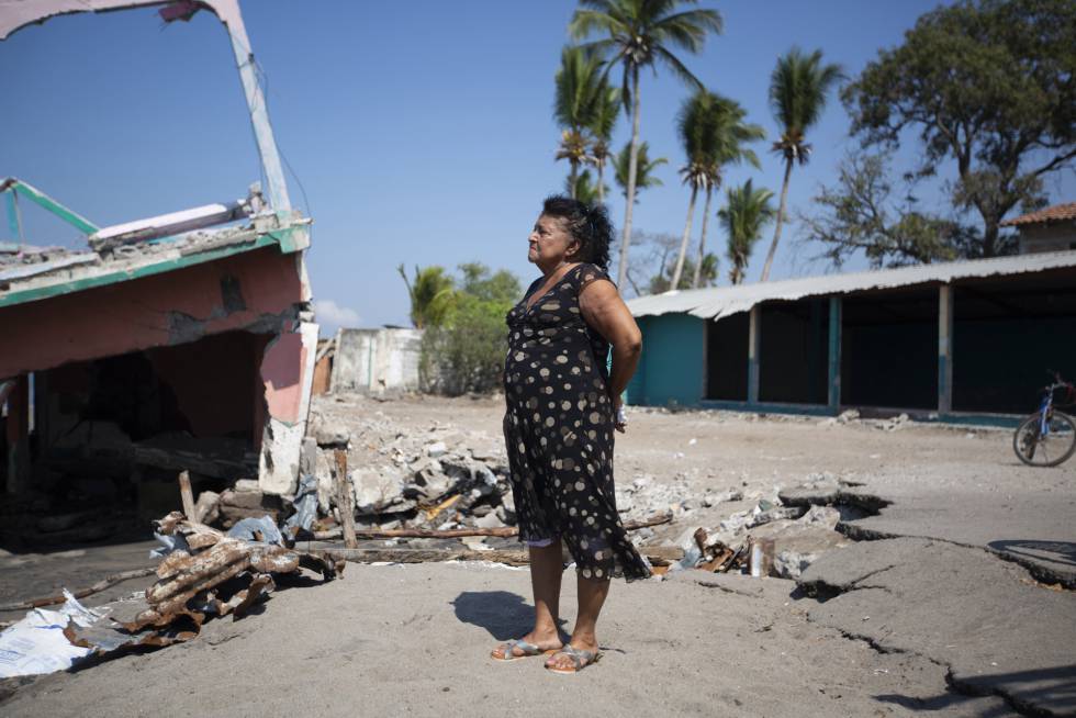 Alejandrina Calderón (70) contempla la última de sus propiedades destrozadas por el mar.