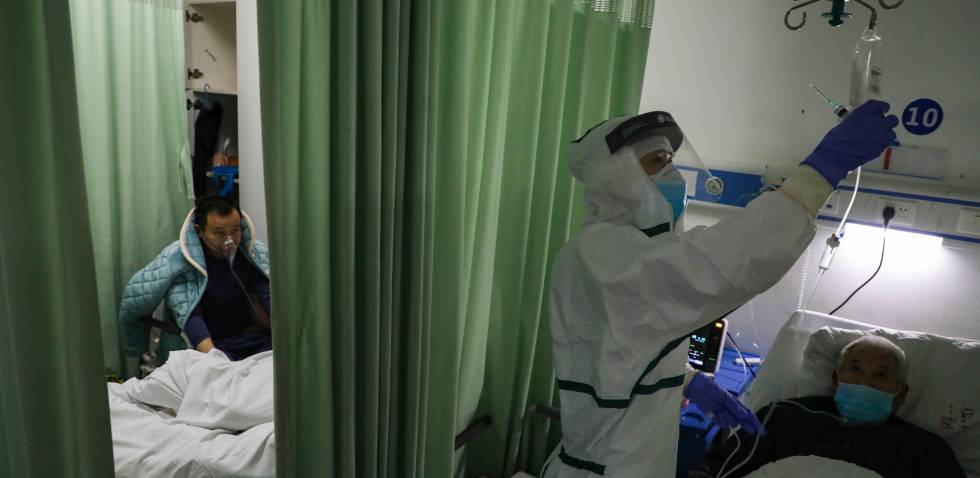 Una enfermera atiende a un afectado por coronavirus en un hospital de Wuhan.