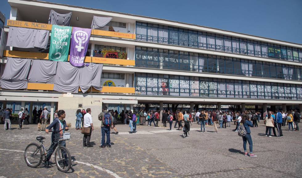 La Facultad de Filosofía y Letras de la UNAM. 