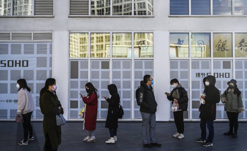 Trabajadores a la puerta de su oficina en Pekín.