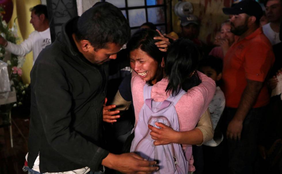 Maria Magdalena, madre de Fátima, es consolada durante los funerales de la niña.
