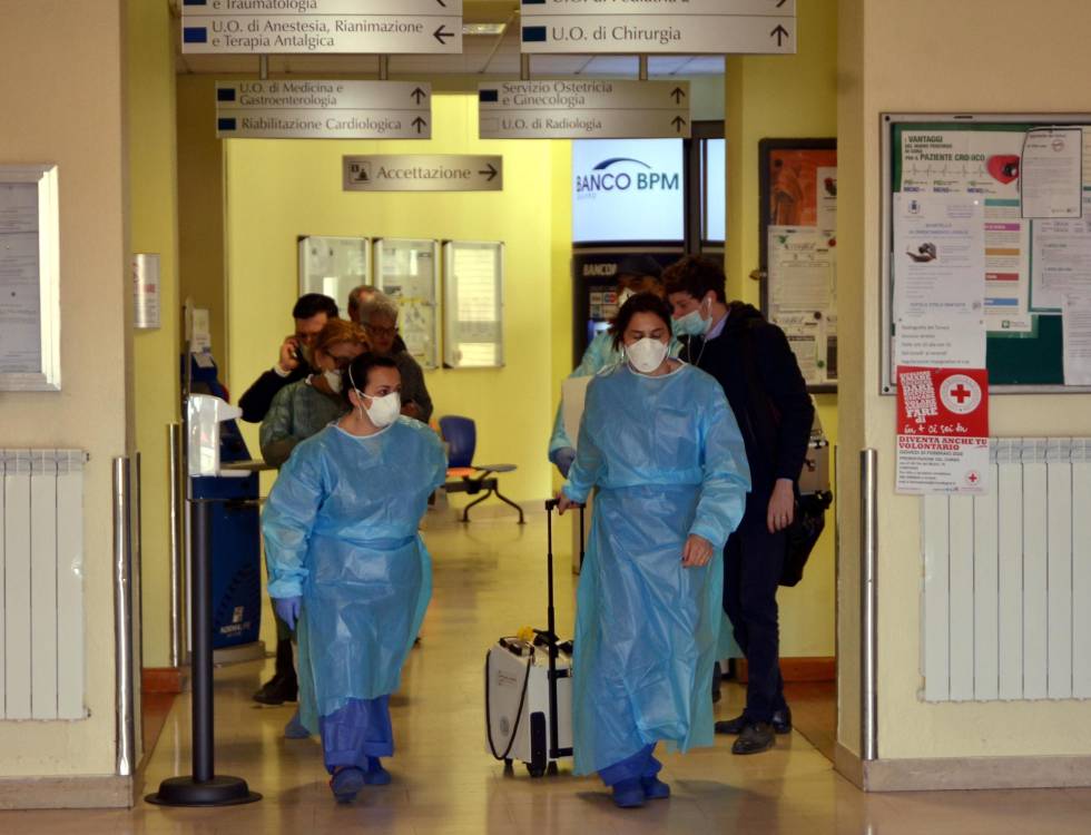 Trabajadores sanitarios en el hospital de Codogno (Italia).