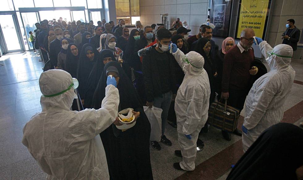 Controles médicos contra el coronavirus en el aeropuerto de Najaf, en Irak. 