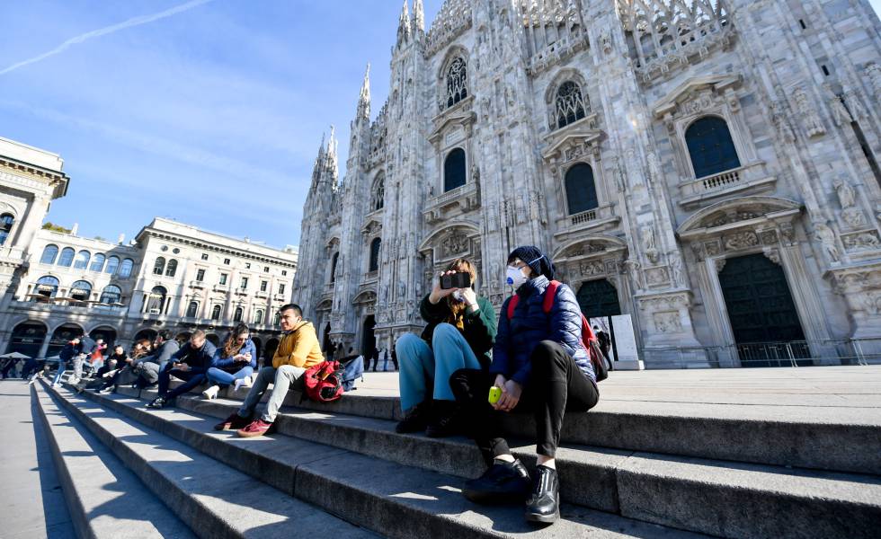 Turistas en el Duomo de Milán este lunes.