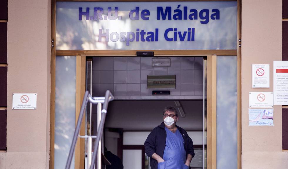 Vista de la entrada de urgencias del Hospital Civil de Málaga, donde dos pacientes han sido aislados al presentar un cuadro gripal tras haber viajado al norte de Italia.