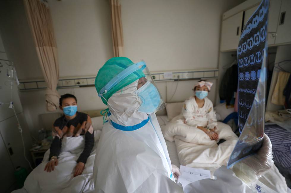Un doctor con dos pacientes en Wuhan, el epicentro del coronavirus.