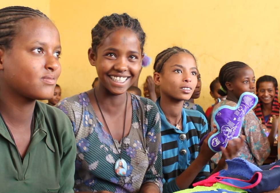Jóvenes reciben los productos de Be Girl en Mozambique.