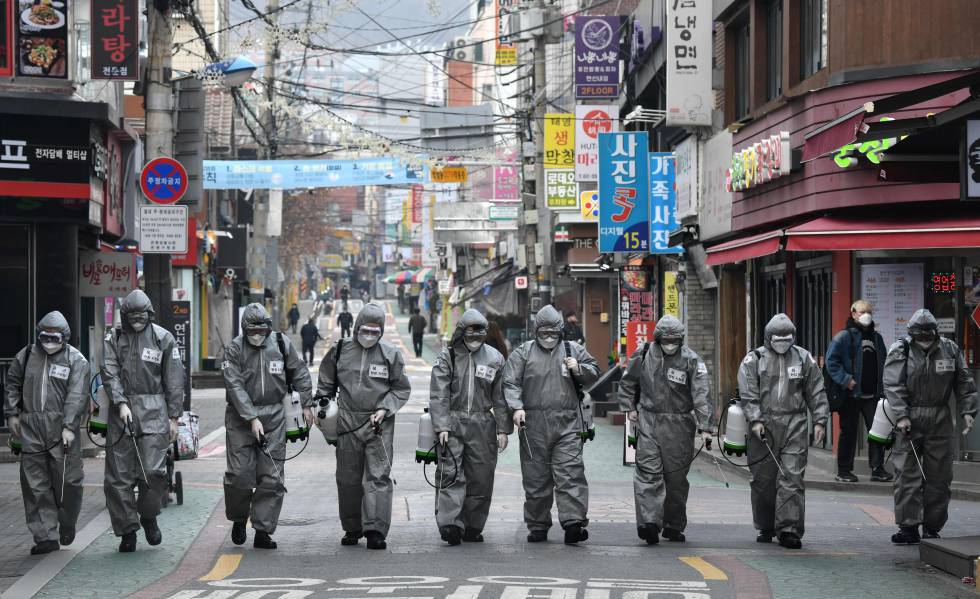Soldados surcoreanos desinfectan una calle de Seúl.
