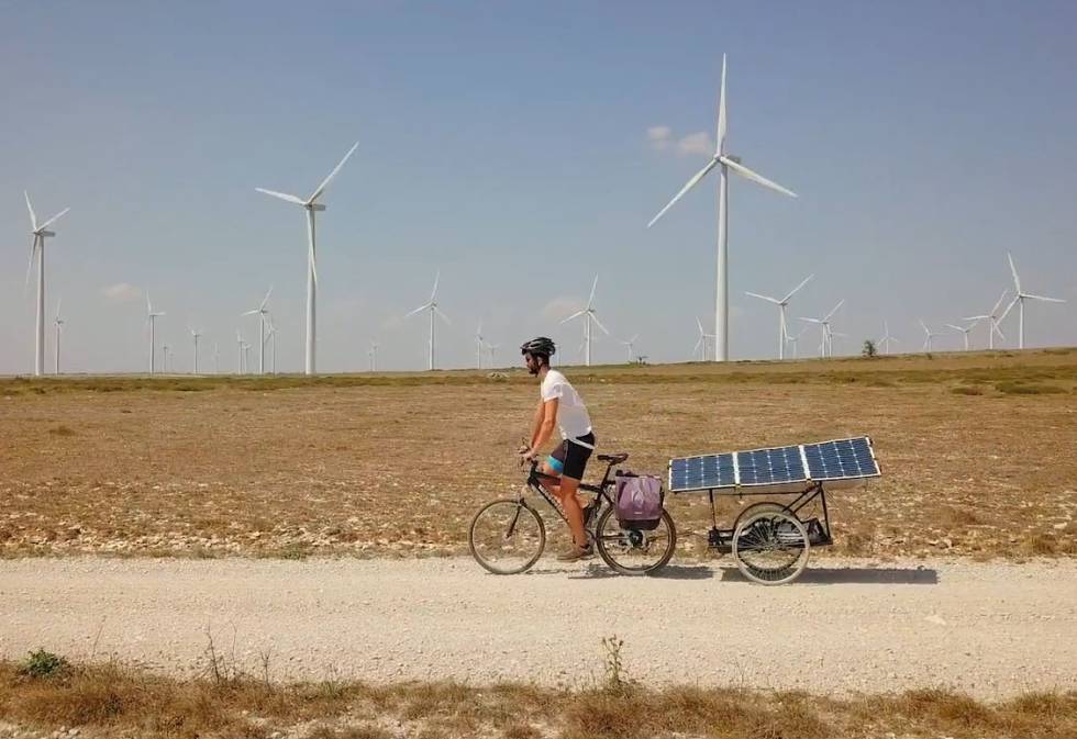 Eugenio recorriendo España en su bicicleta solar.