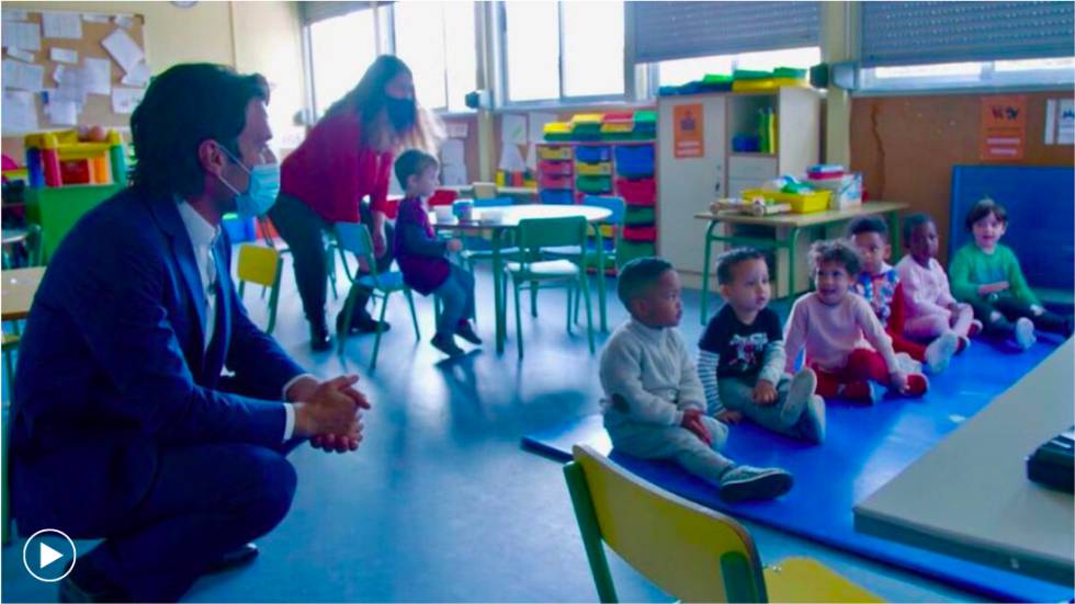 El empresario Saïd Hejal, a la izquierda, y la maestra Nuria Hernández, al fondo, visitando una de las clases del colegio en el que alimentaron a 2.000 familias durante el confinamiento, a quienes los servicios sociales no atendían.