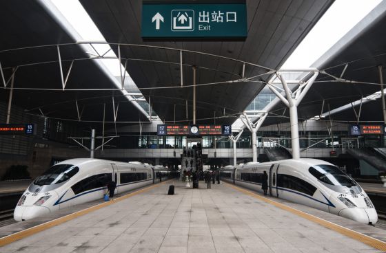 Estación de Pekín, con dos de los trenes de alta velocidad chinos que van a Tianjin.