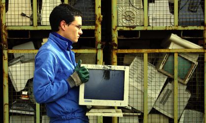Un viejo monitor de ordenador, en la empresa Indumetal Recycling.