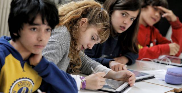 Alumnos con tabletas en Madrid.