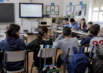 Un aula con tabletas y pizarra digital del colegio público Isabel la Católica de Madrid.