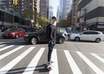 Ben Pasternal en su monopatín eléctrico en Manhattan.